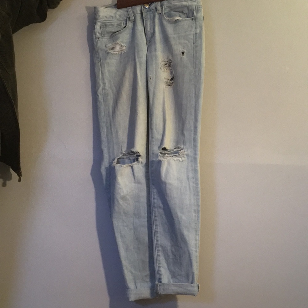 American Eagle light blue jeans with rips